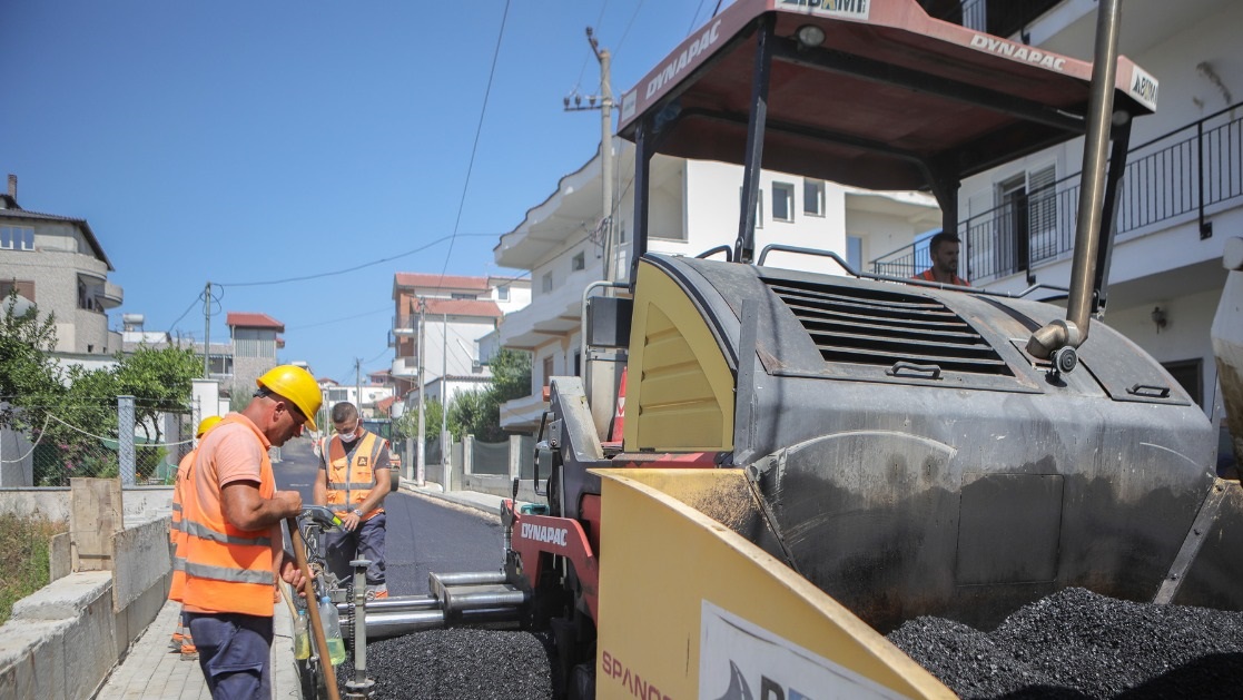 Nis asfaltimi i rrugeve te kamzes, Bashkia hap dy tendera